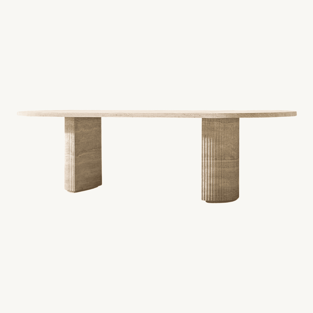 Oval förmiger Esstisch gefertigt aus Travertin Gestein.